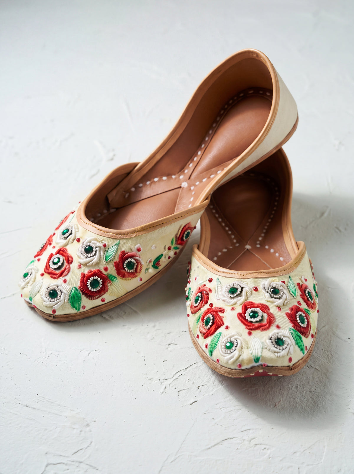 Ivory Bloom Floral Juttis