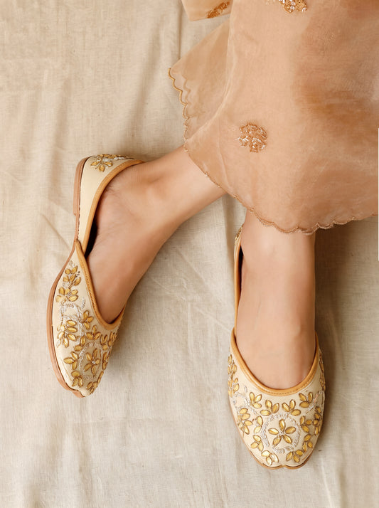 Ivory Gota Floral Jutti