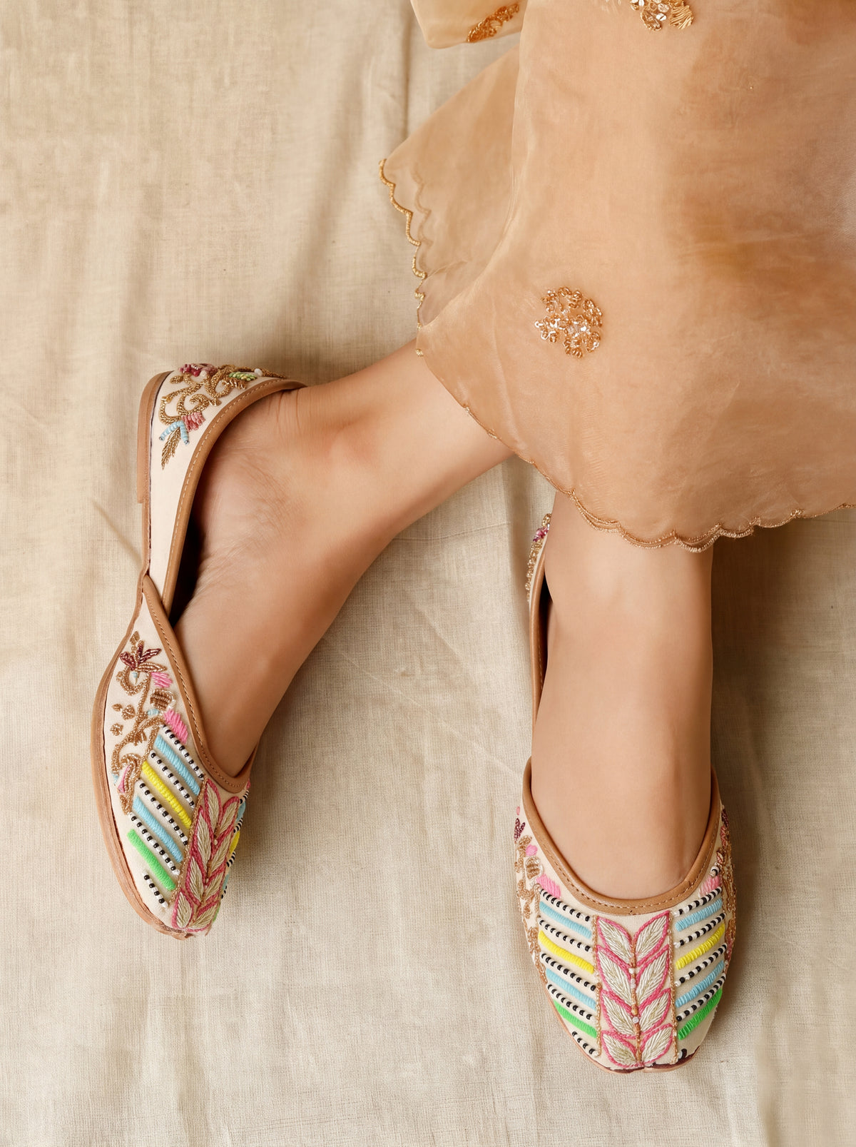 Ivory Multicolor Embroidered Jutti