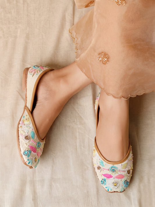 Ivory Pastel Floral Juttis