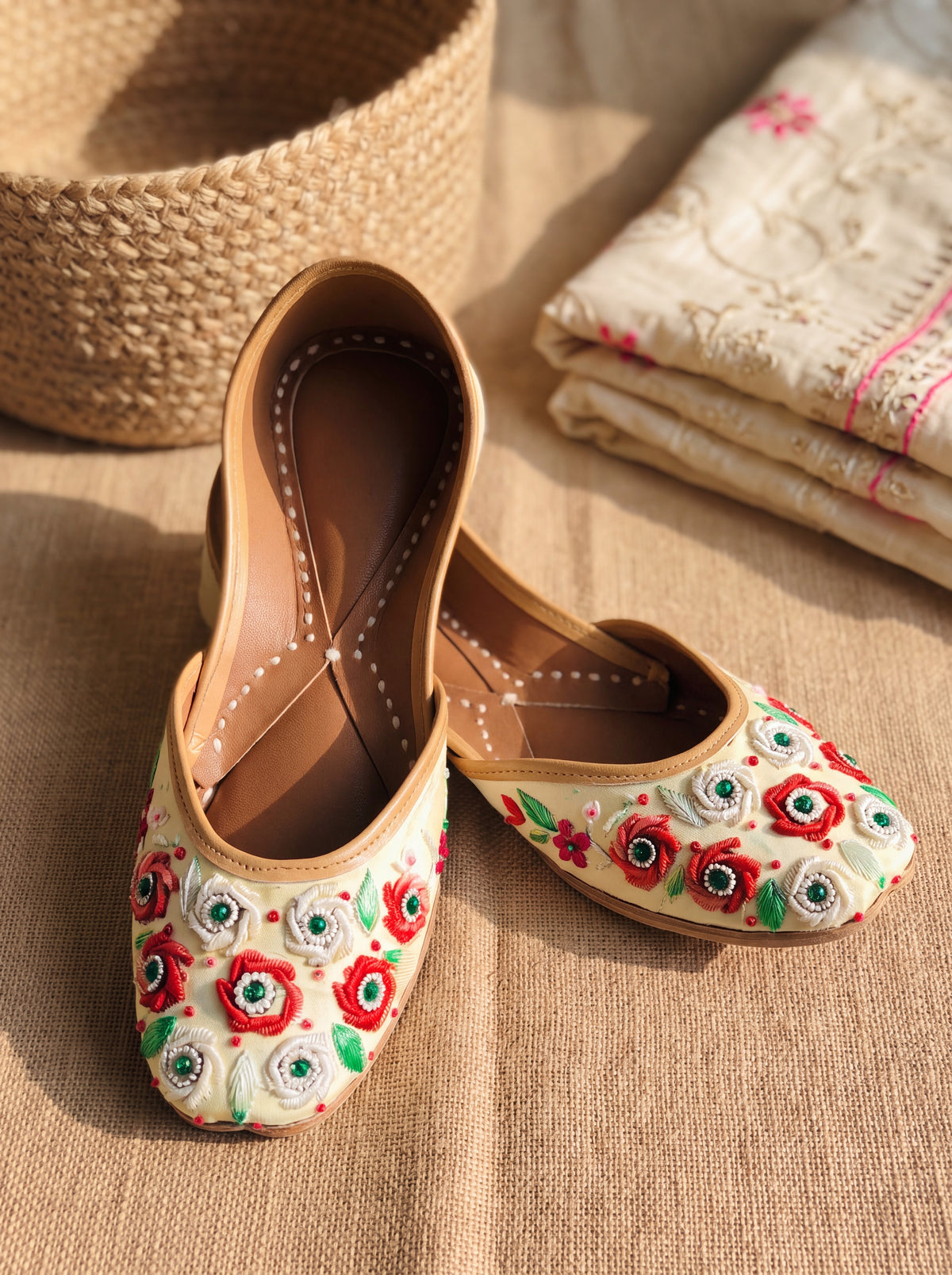 Ivory Bloom Floral Juttis