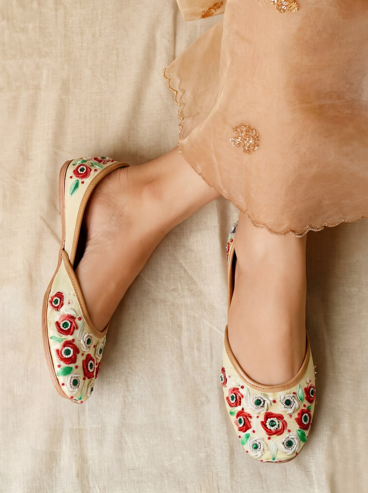Ivory Bloom Floral Juttis